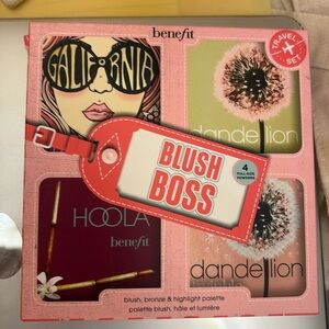 Benefit blush boss travel set.